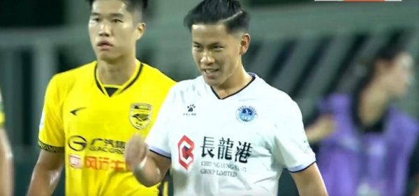 半场-广州豹暂1-0深圳青年人 邓彪顶球破门夏达龙危险区域  被踢倒未判