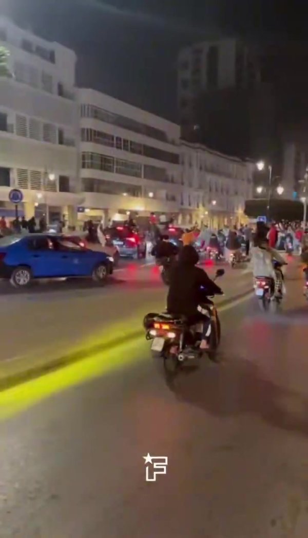 纯粹!摩洛哥首都拉巴特,凌晨3点人潮涌动庆祝世青赛夺魁 🏍️