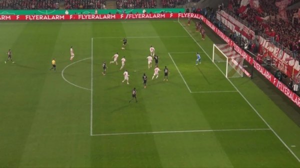 拜仁因误判获利!埃贝尔:担忧助理裁判能力退化,支持更早启用VAR