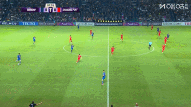 差点丢球!对方前场球员比素利门前无人盯防,抢点射球 打偏