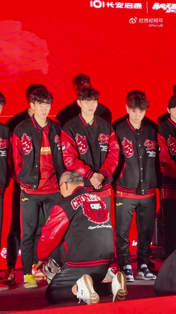 行大礼！重庆铜梁龙冲超庆典，韩国主帅张外龙向球员磕头致谢